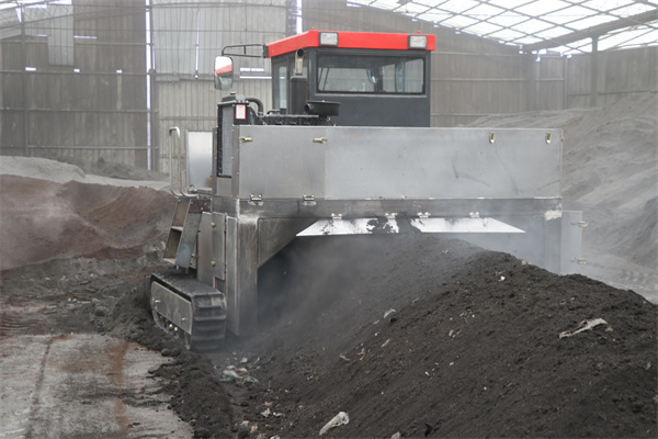 翻堆機 新鄉(xiāng)瑞特機械新型翻堆機試機現(xiàn)場