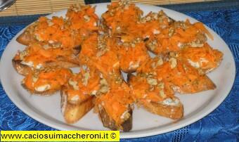 Bruschette con zola carote e noci